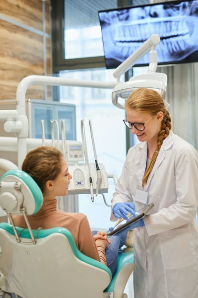 dentist-showing-the-results-q59eswfigb6mtawk9xpp1vm0v5qiu2wyhmhz2i2r5s-1