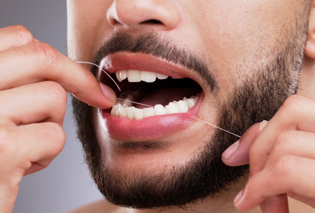 horisont Rød dato Gods Best way to floss your teeth - Smart Dental Network